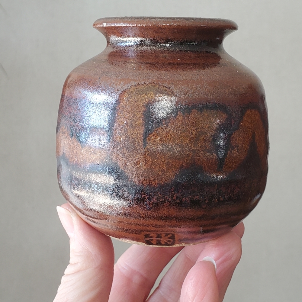Elaine Hughes Gains Signed Studio Pottery Vase